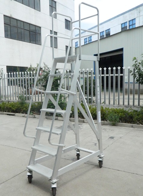 “鋁合金梯子,外面太危險,室外壽命只能一年”